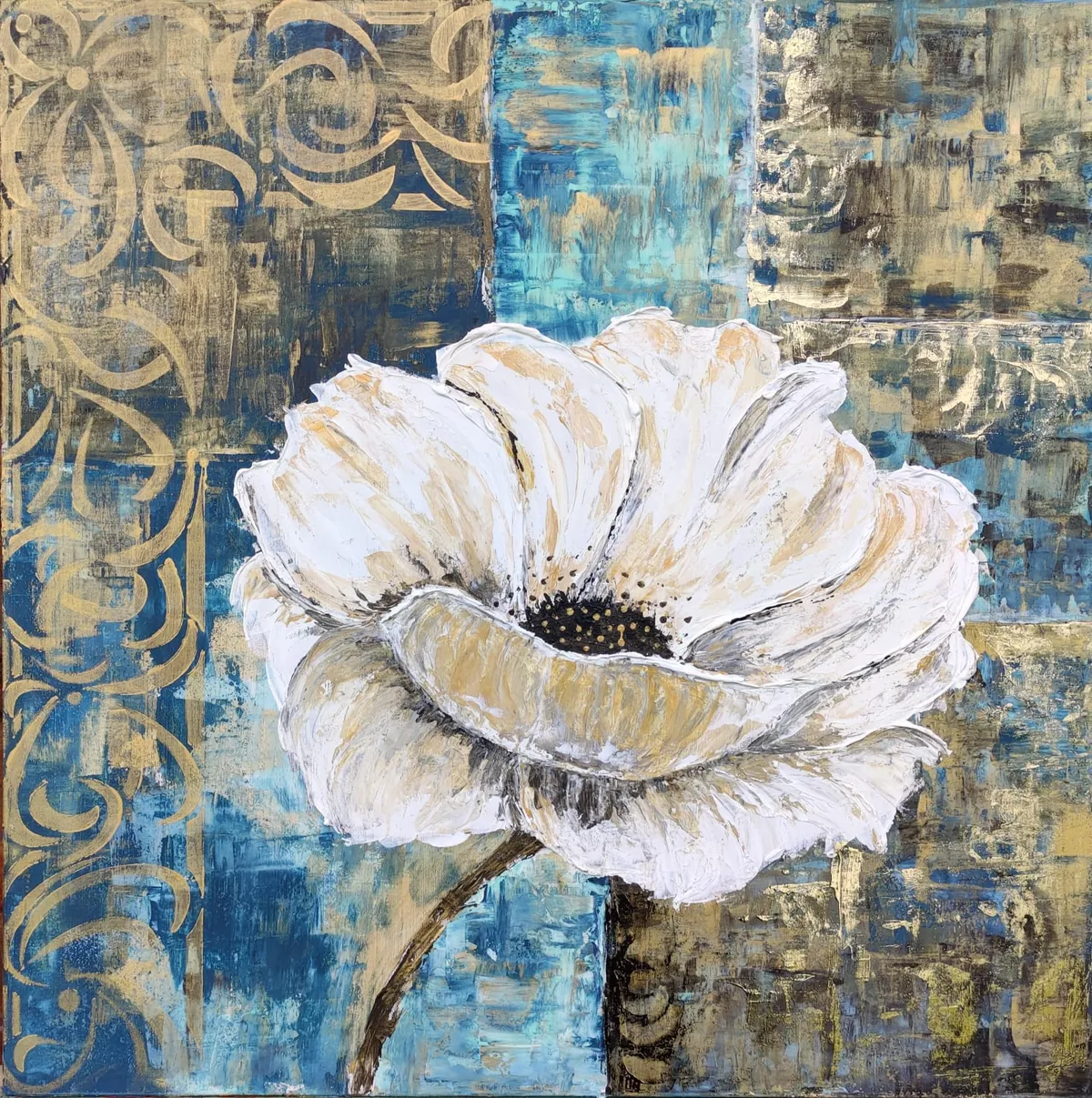 Flor blanca con relieve sobre un fondo azul y dorado realizada con espátula