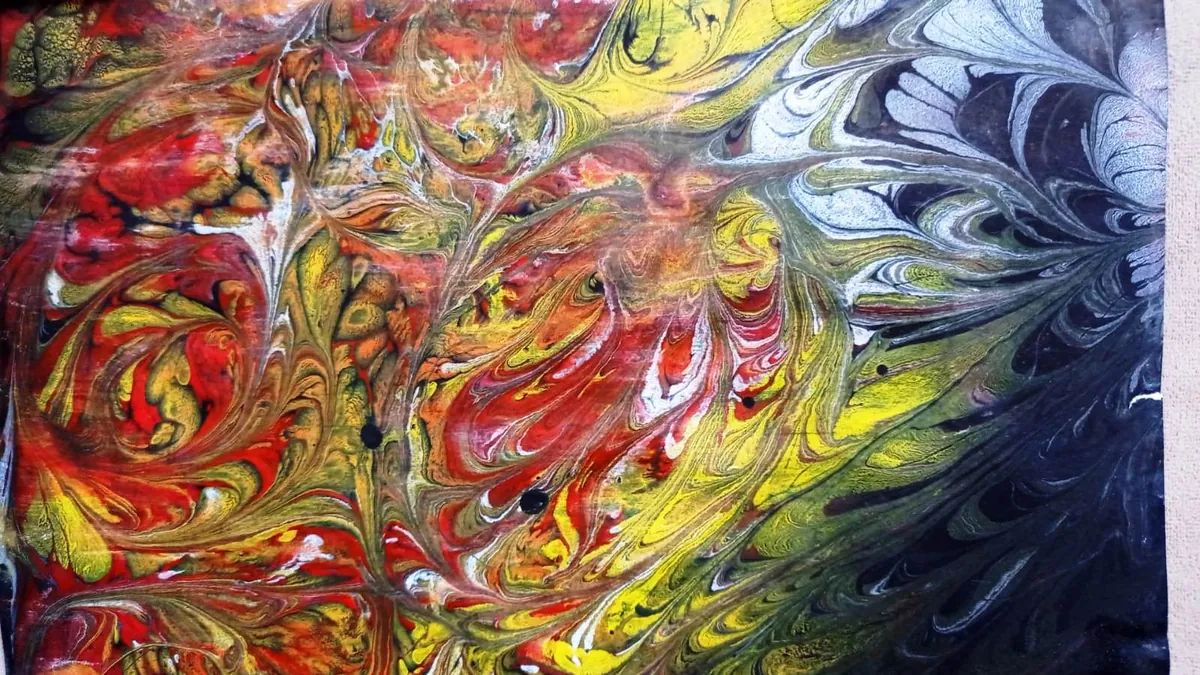 Composición EBRU en rojo, amarillo y azul