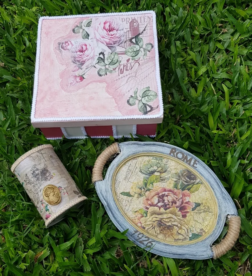 Caja, bandeja y recipiente decorados con motivos florales