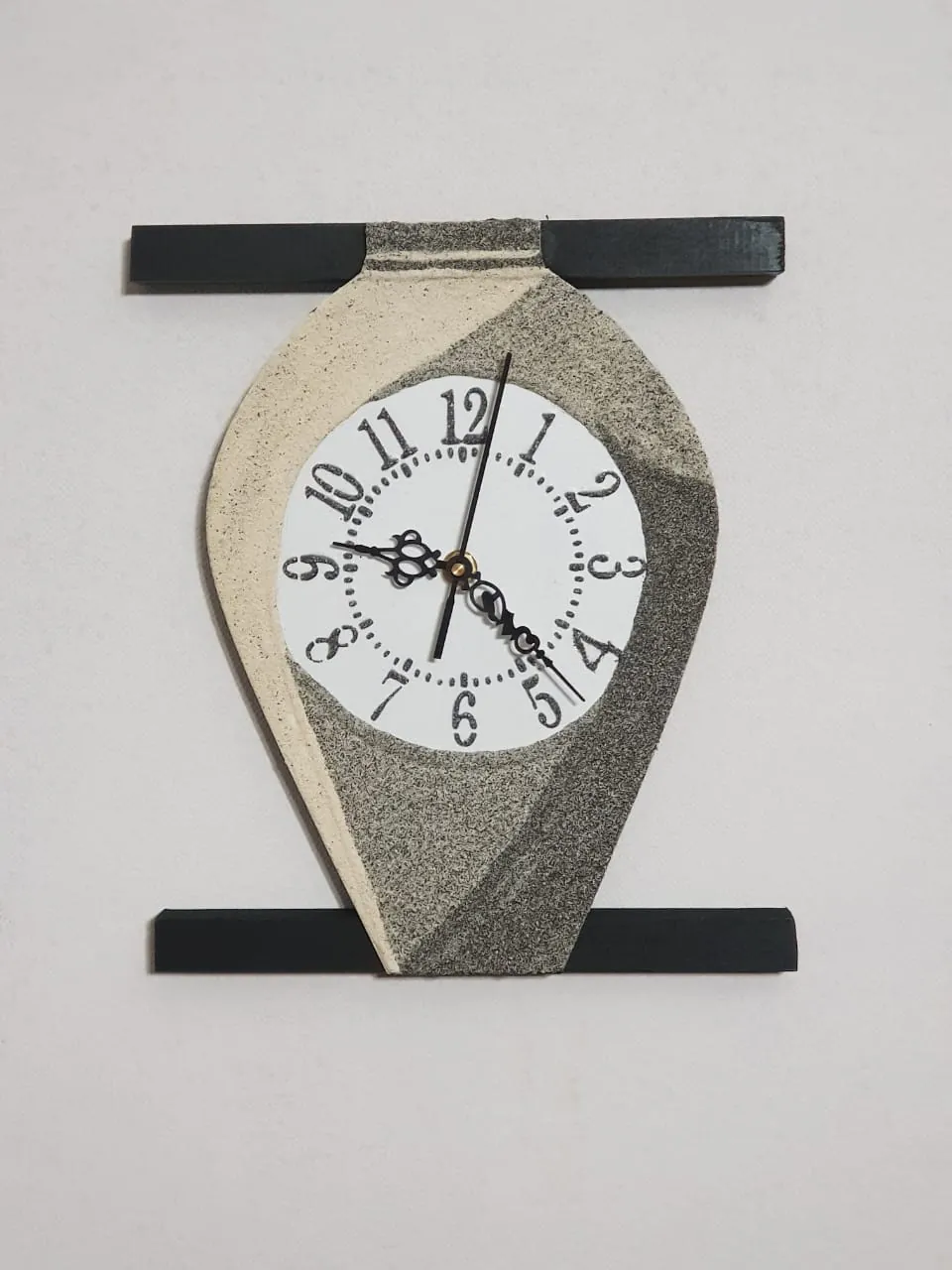 Reloj decorativo con textura de granoulage en tonos arena y negro