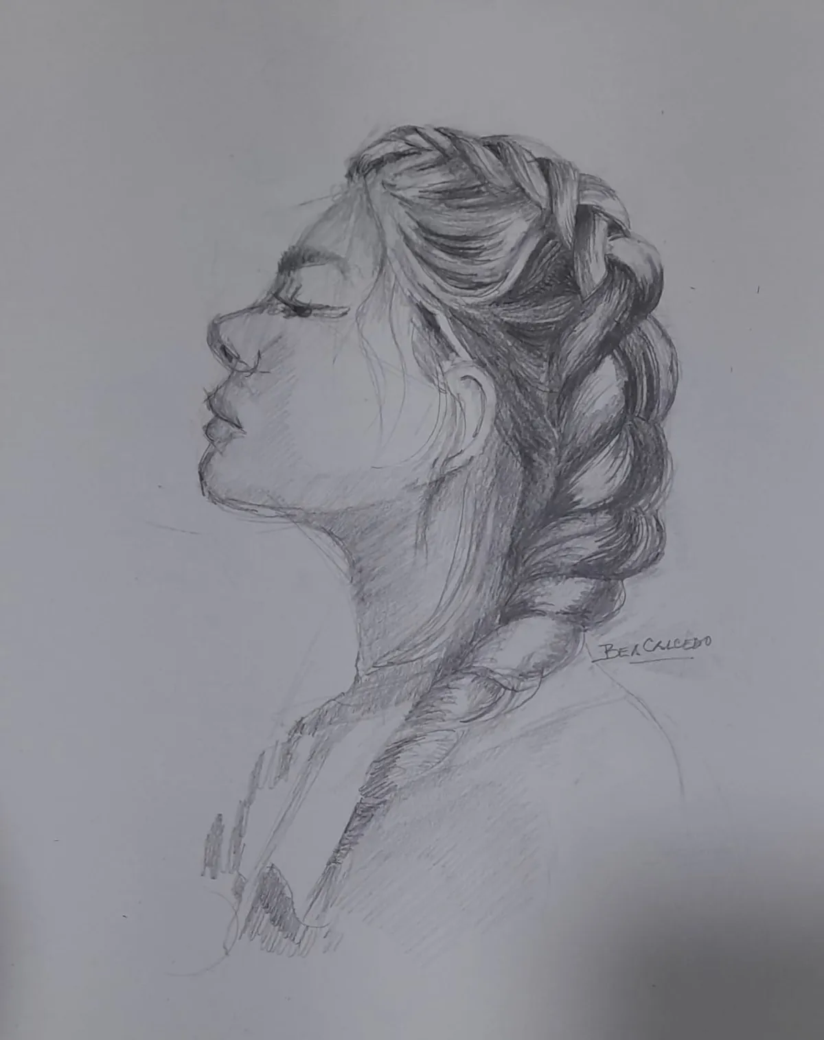 Dibujo en grafito de un rostro de perfil con cabello recogido, firmado por Bea Calcedo
