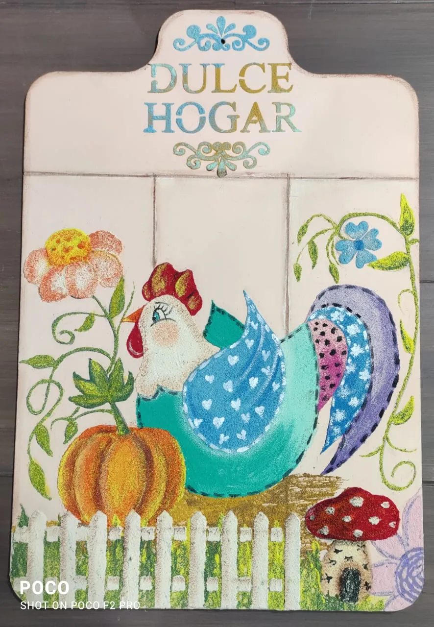 Tabla decorada con una gallina de colores, flores y el texto Dulce Hogar
