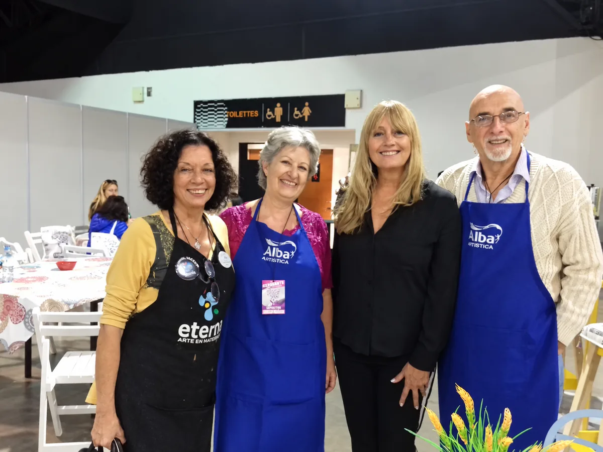 El equipo de la escuela junto a Herminia Devoto en Expo Hobby