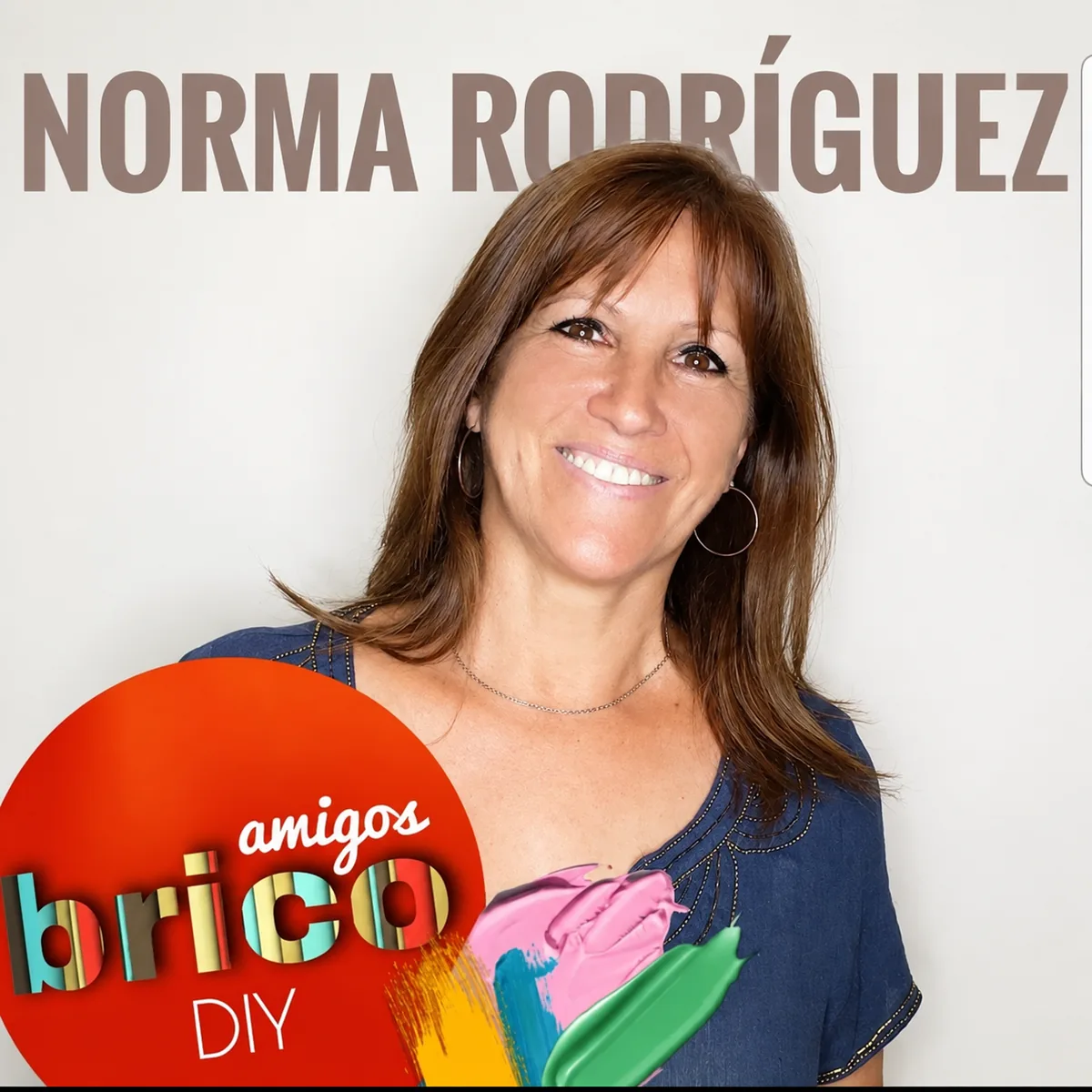Retrato de Norma Rodríguez con una paleta de pintura