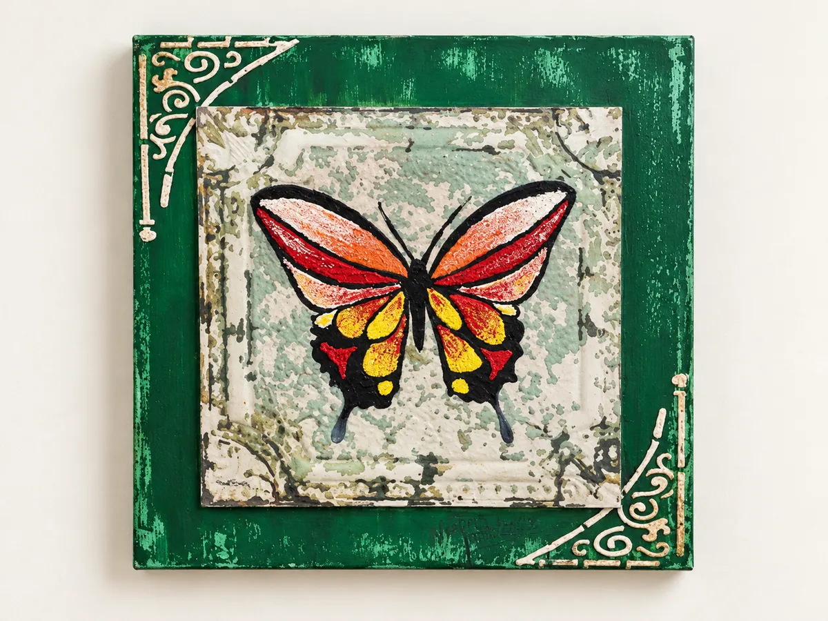 Mariposa roja y amarilla realizada en granoulage con marco verde