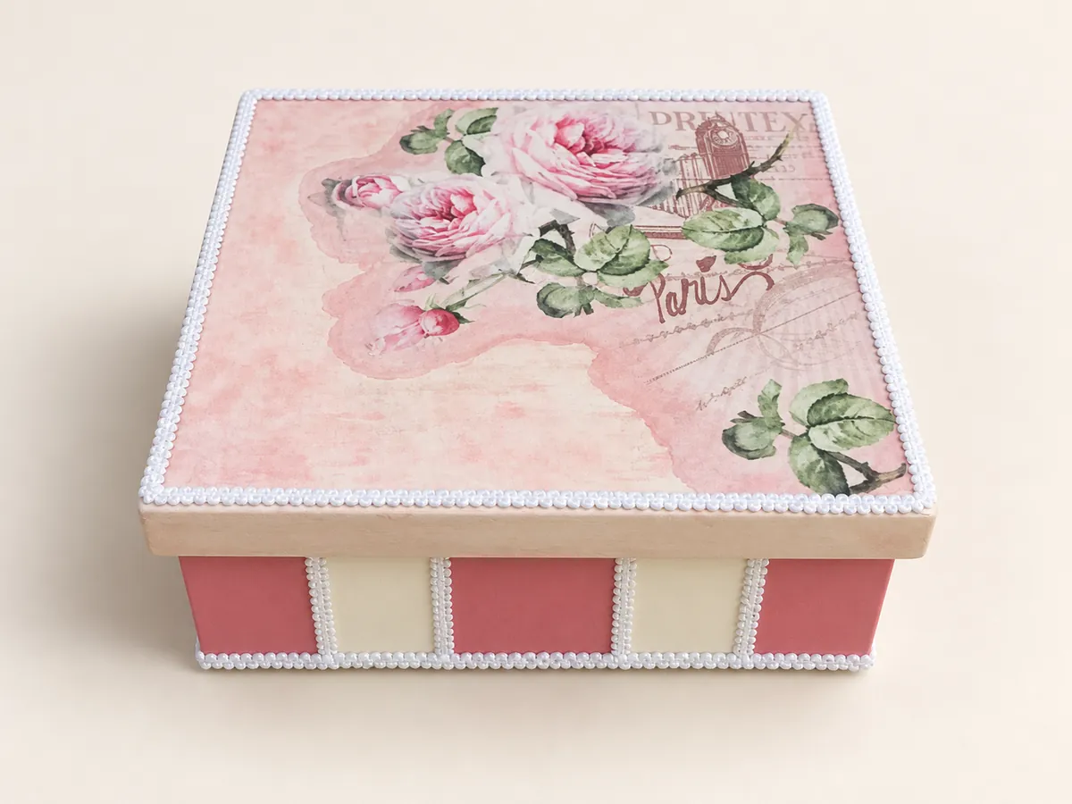 Caja rosa con motivos florales y terminaciones decorativas